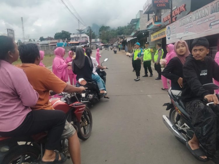 Polsek Cepogo Tebar Kepedulian Ramadan, Bagikan Takjil untuk Warga dan Pengguna Jalan