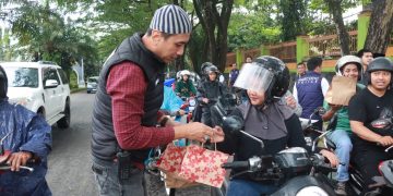 Sentuhan Ramadhan di Jalan Raya: Polres Boyolali dan Bhayangkari Tebar Takjil, Tebar Kepedulian