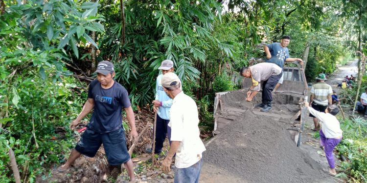 Bhabinkamtibmas Polsek Sambi Bersama Warga Kerja Bakti Bangun Tanggul Penahan Longsor di Glintang